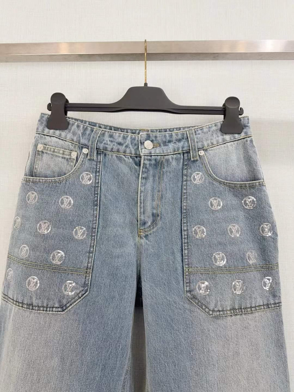 Women's Vintage Wash Denim Shorts with Embroidered Patches and Relaxed Fit - SenopekooCLO