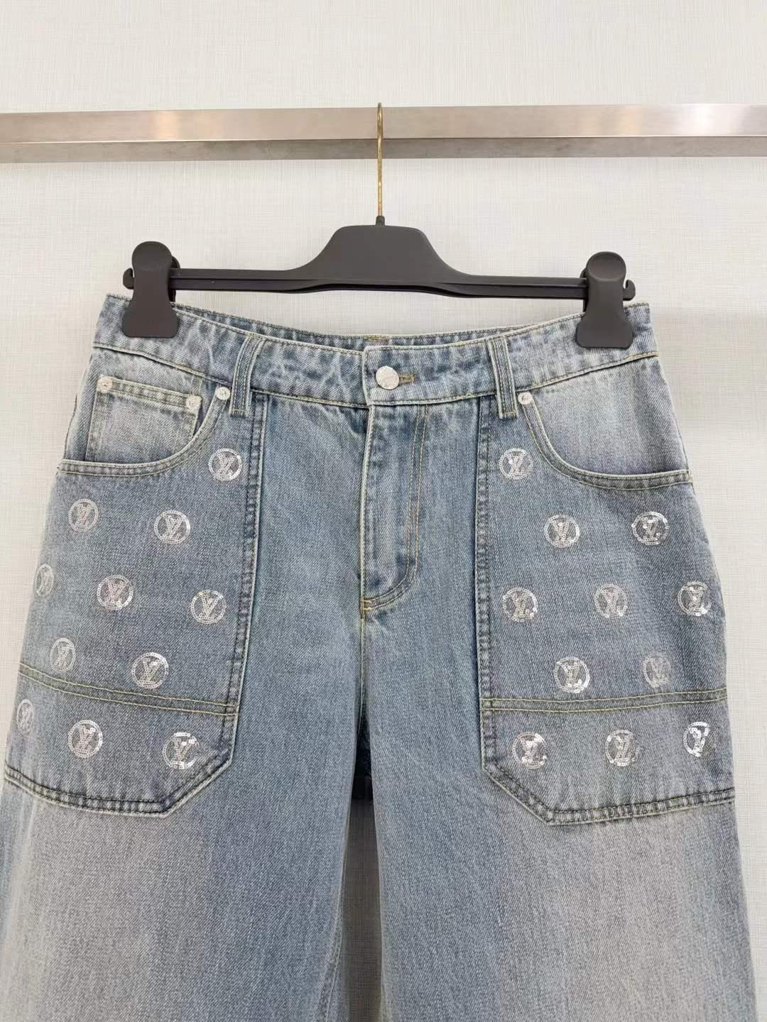 Women's Vintage Wash Denim Shorts with Embroidered Patches and Relaxed Fit - SenopekooCLO