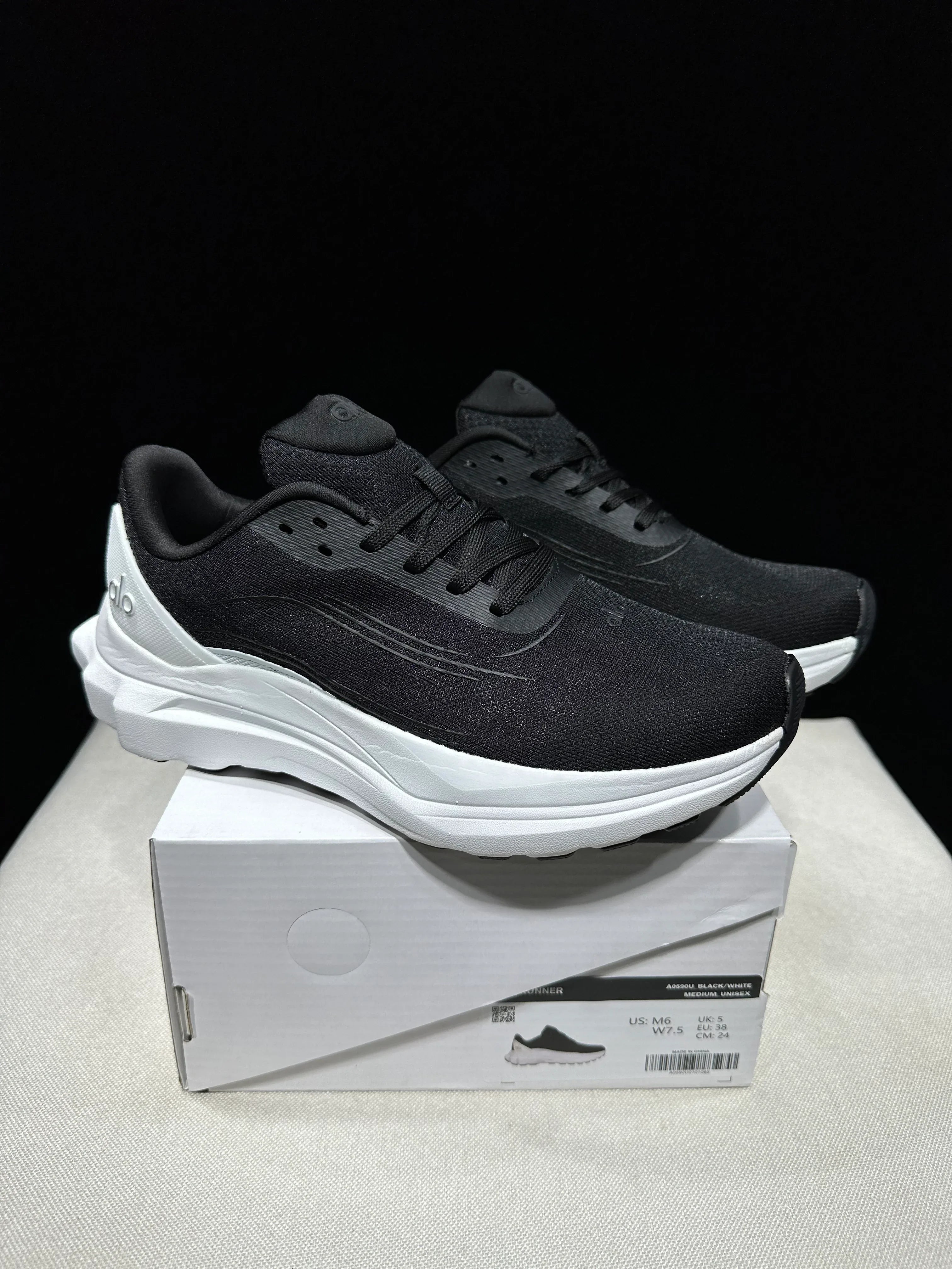 Alo Yoga Runner - SenopekooCLO