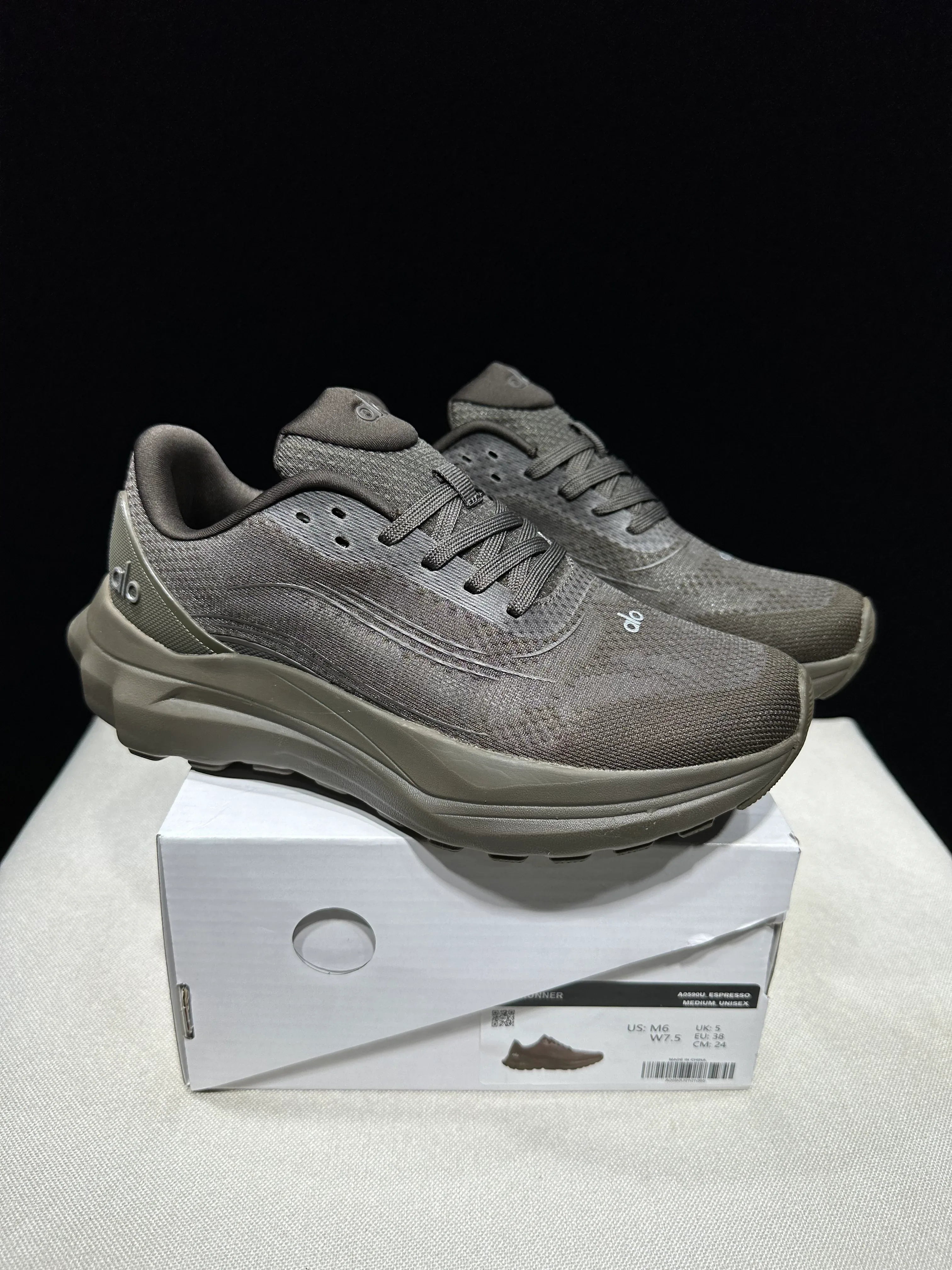 Alo Yoga Runner - SenopekooCLO