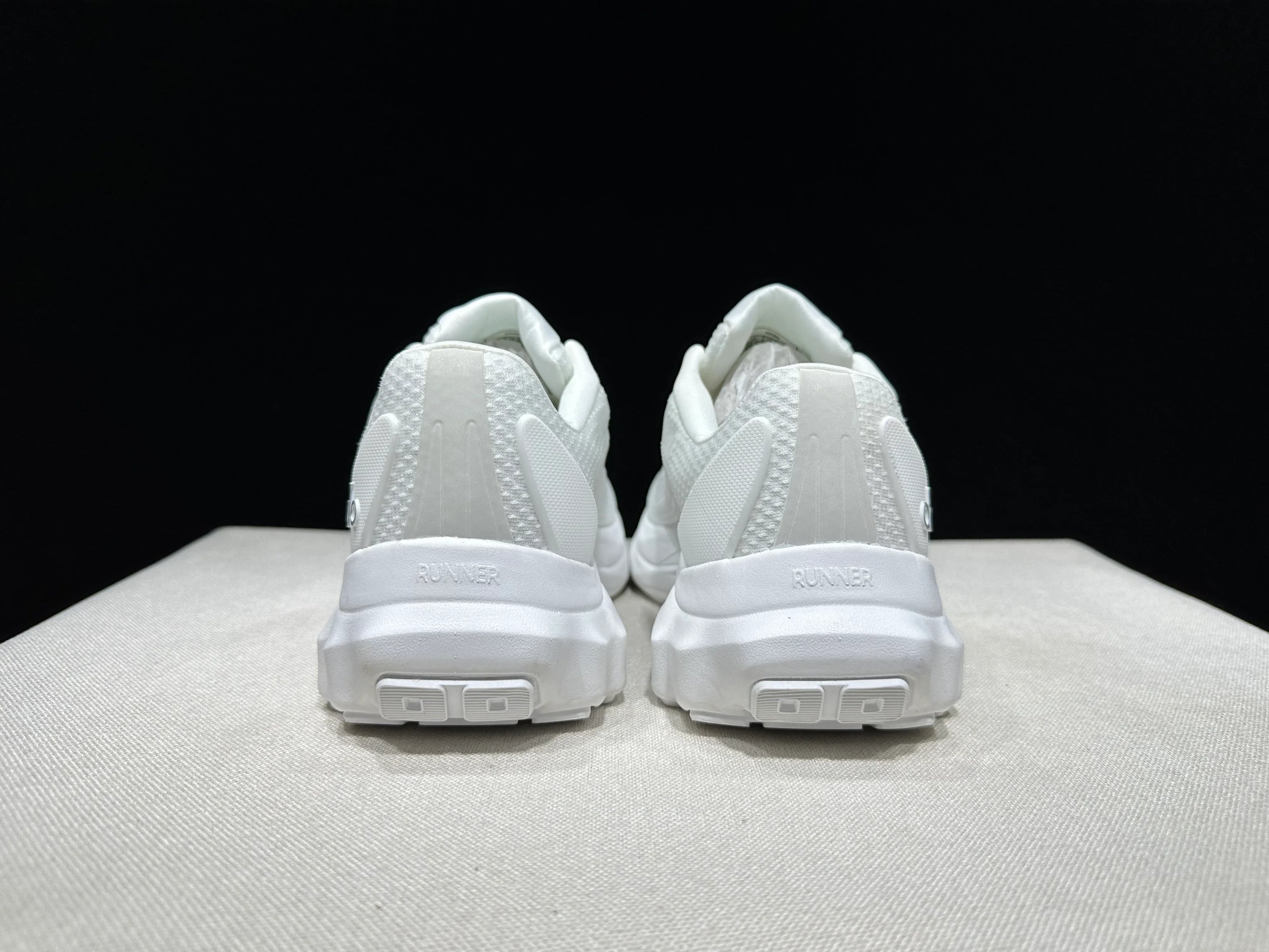 Alo Yoga Runner - SenopekooCLO