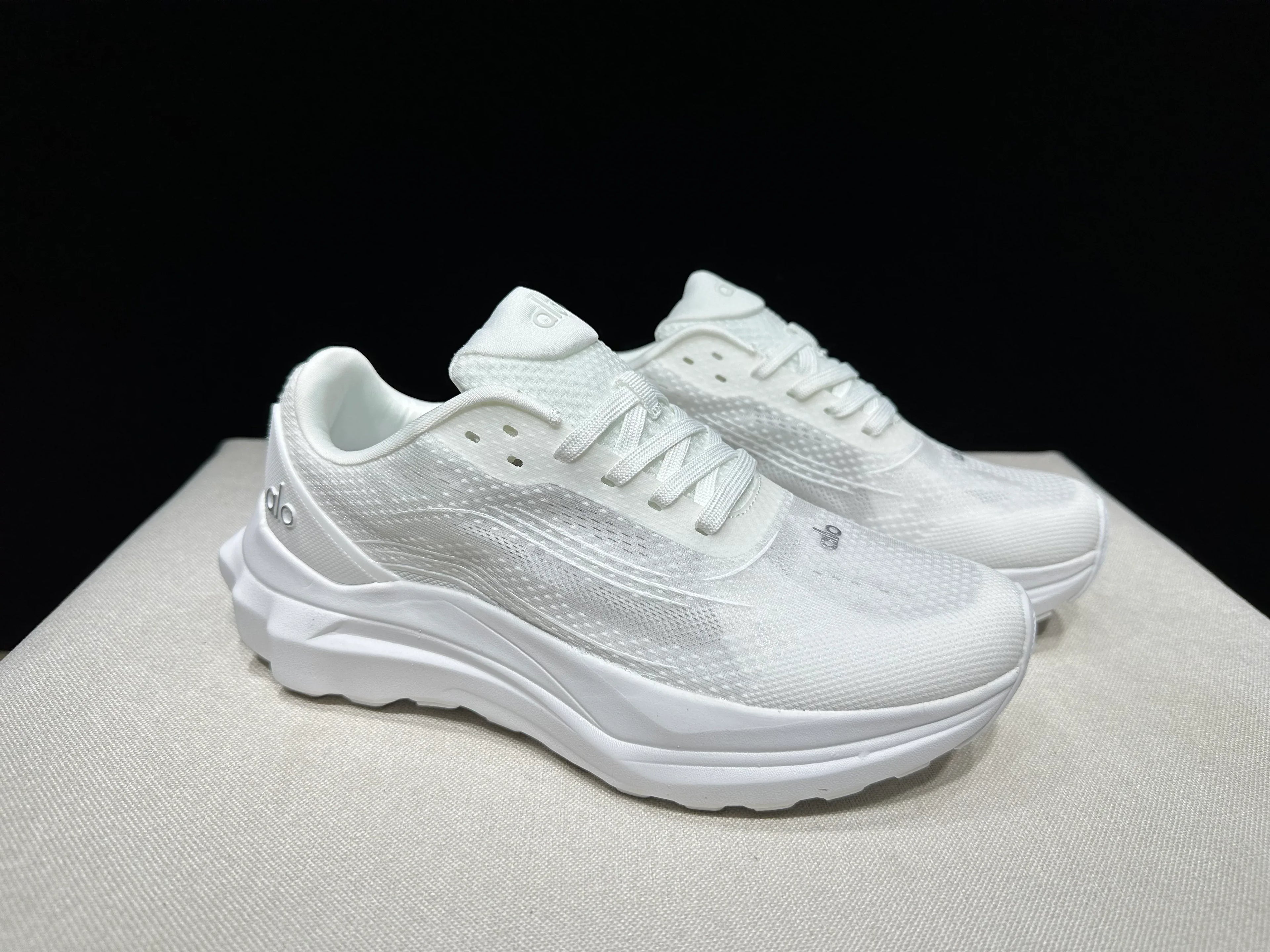 Alo Yoga Runner - SenopekooCLO