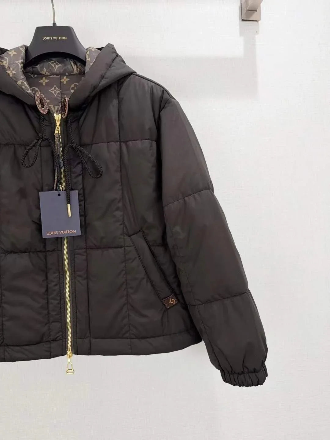 Unisex Modern Quilted Puffer Jacket with Stand Collar and Secure Pockets - SenopekooCLO