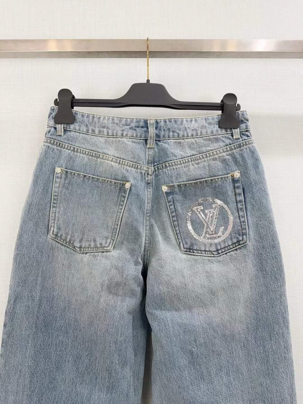 Women's Vintage Wash Denim Shorts with Embroidered Patches and Relaxed Fit - SenopekooCLO