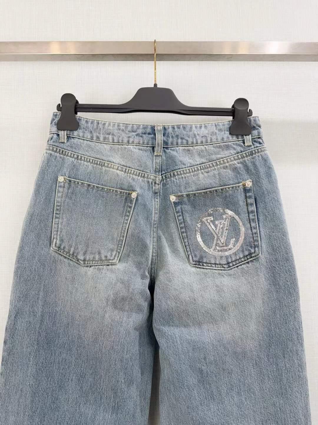 Women's Vintage Wash Denim Shorts with Embroidered Patches and Relaxed Fit - SenopekooCLO