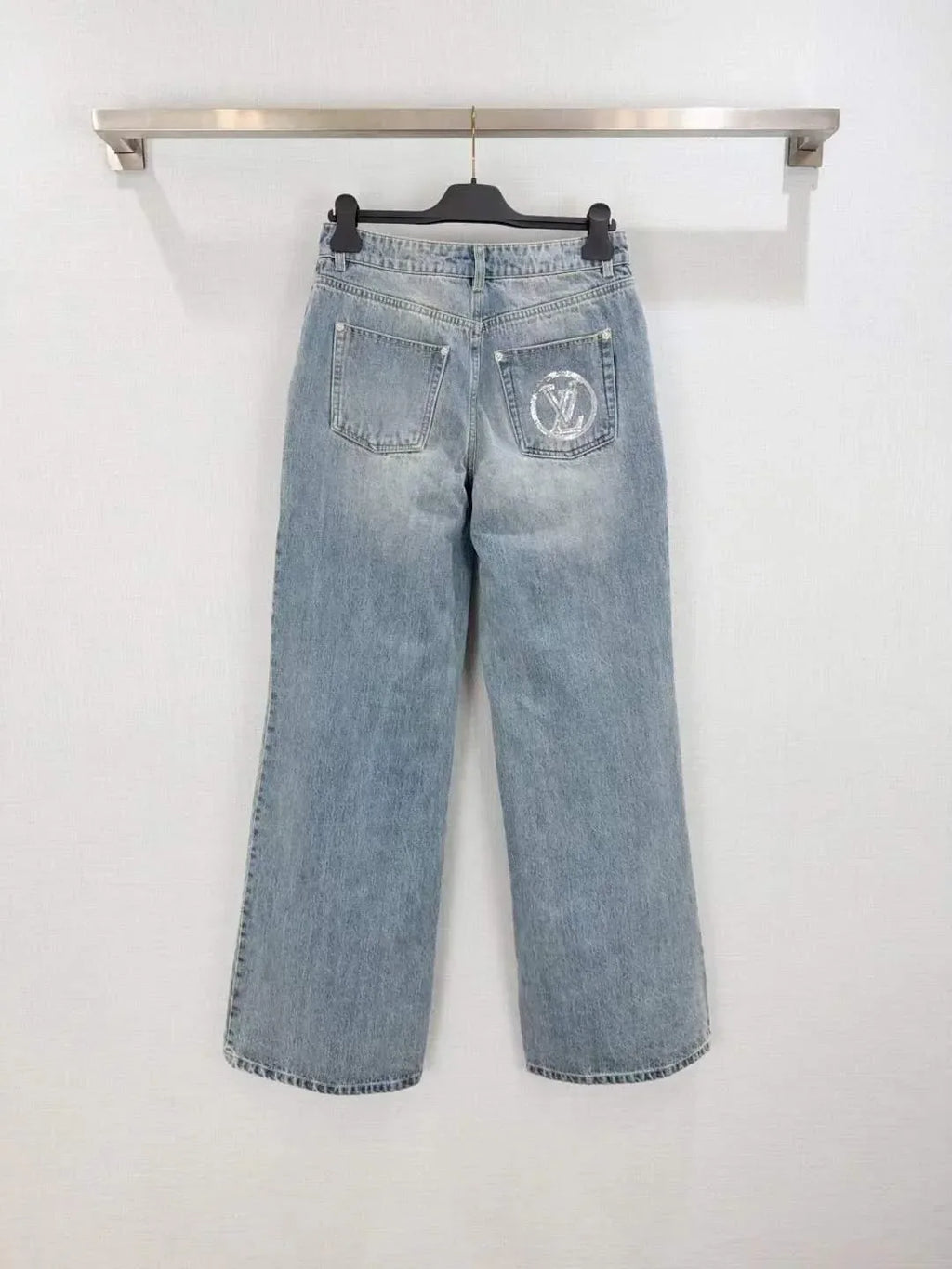 Women's Vintage Wash Denim Shorts with Embroidered Patches and Relaxed Fit - SenopekooCLO