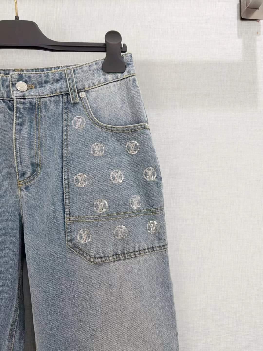 Women's Vintage Wash Denim Shorts with Embroidered Patches and Relaxed Fit - SenopekooCLO