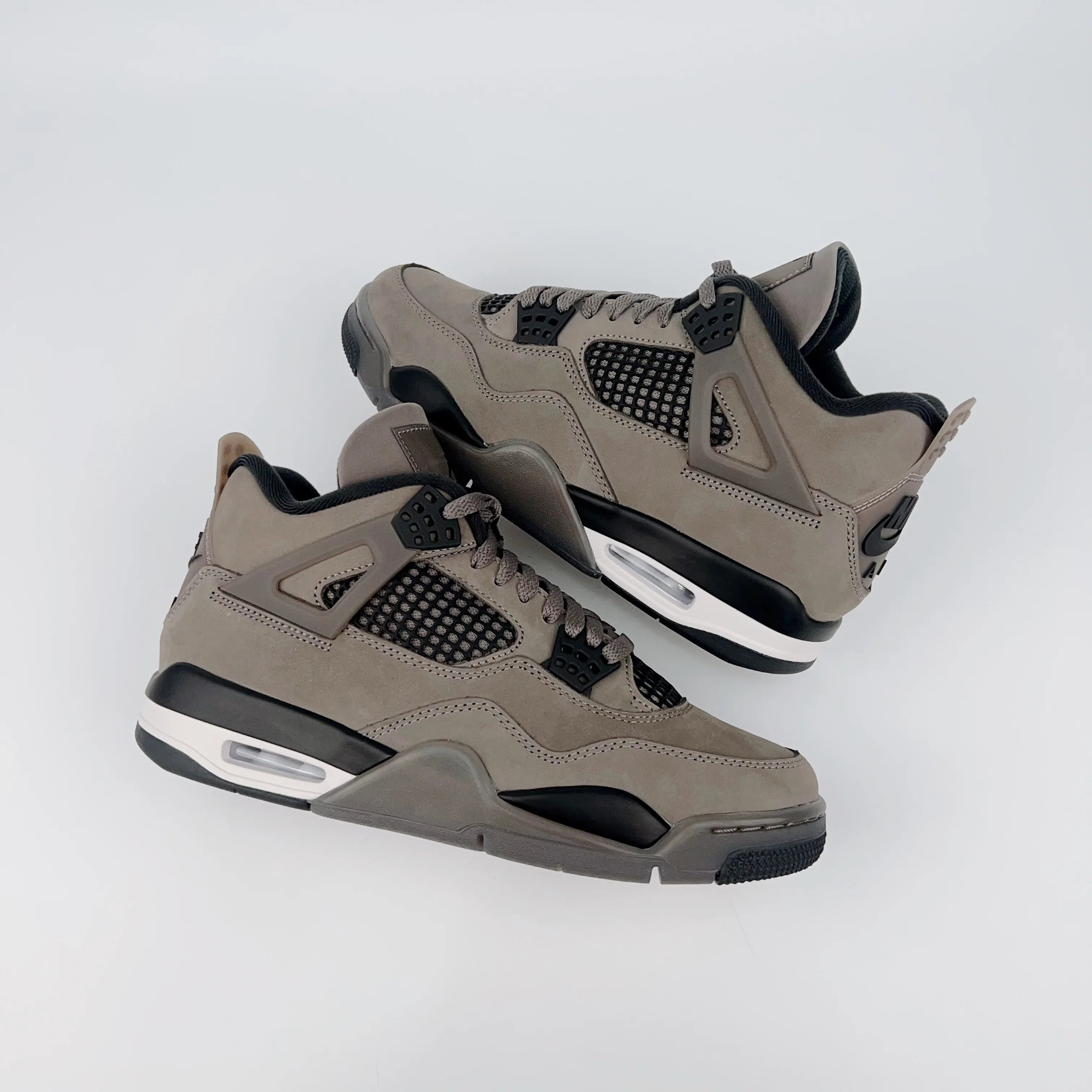 Jordan x UNDEFEATED 4 Retro Sneakers - SenopekooCLO