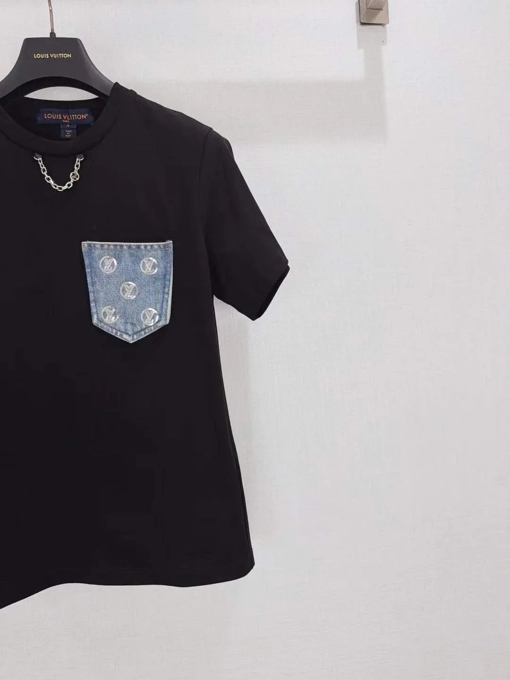 Unisex Urban Short Sleeve Tee with Denim Accent Pocket and Edgy Chain Detail - SenopekooCLO