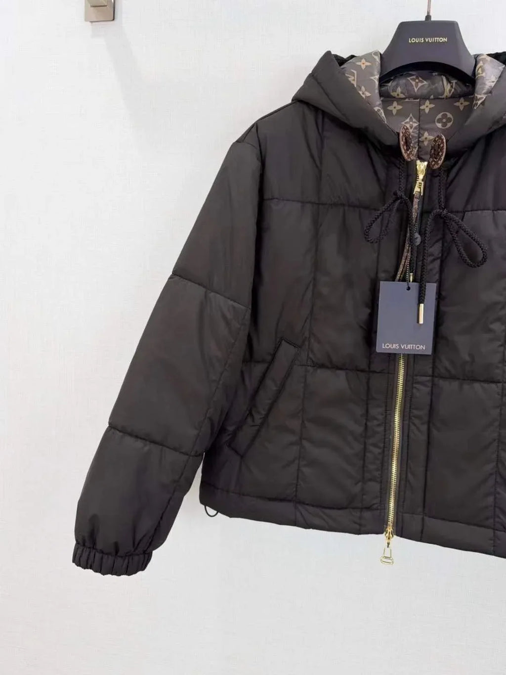 Unisex Modern Quilted Puffer Jacket with Stand Collar and Secure Pockets - SenopekooCLO