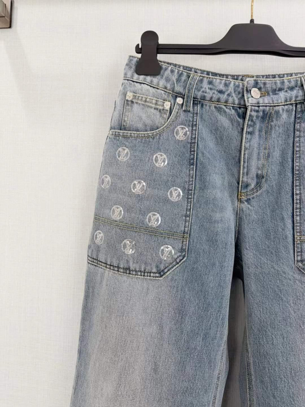 Women's Vintage Wash Denim Shorts with Embroidered Patches and Relaxed Fit - SenopekooCLO